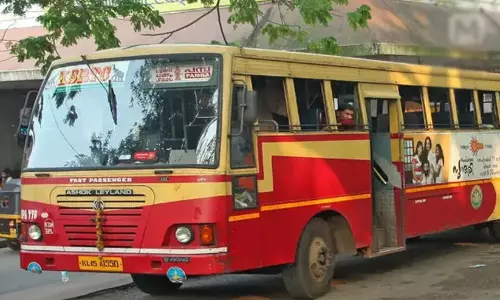 മദ്യപിച്ചെത്തിയ പൊലീസ് ഉദ്യോഗസ്ഥന്റെ പരാക്രമം: കെ.എസ്.ആർ.ടി.സി ബസ് നേരത്തെ പോകണമെന്ന് ആവശ്യം, യാത്രക്കാർക്ക് നേരെ അസഭ്യവർഷം മദ്യപിച്ചെത്തിയ പൊലീസ് ഉദ്യോഗസ്ഥന്റെ പരാക്രമം: കെ.എസ്.ആർ.ടി.സി ബസ് നേരത്തെ പോകണമെന്ന് ആവശ്യം, യാത്രക്കാർക്ക് നേരെ അസഭ്യവർഷം