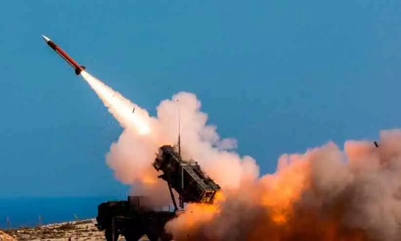 റിയാദിൽ ആക്രമണം: മിസൈലുകളും ഡ്രോണുകളും തകർത്ത് പ്രതിരോധ സേന റിയാദിൽ ആക്രമണം: മിസൈലുകളും ഡ്രോണുകളും തകർത്ത് പ്രതിരോധ സേന