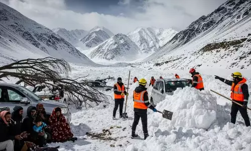 സോജില ചുരത്തിൽ വൻ ഹിമപാതം: പത്തുമാസം പ്രായമുള്ള കുഞ്ഞടക്കം അഞ്ച് മരണം; നിരവധി പേർക്ക് പരിക്ക്