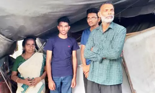 മറ്റൊരു തെരഞ്ഞെടുപ്പ് കൂടി പടിവാതിൽക്കൽ; അനീതിയുടെ സാക്ഷ്യമായി കലക്ടറേറ്റിന് മുന്നിലെ ഈ ടാർപോളിൻ ഷെഡ്