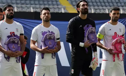 ആ കുഞ്ഞുബാഗുകളിൽ അവരുടെ ഓർമകൾ; ലോകത്തിനുമുമ്പാകെ അതു നെഞ്ചോടുചേർത്ത് ഇറാൻ ഫുട്ബാൾ ടീം; മൈതാനത്ത് വൈകാരിക മുഹൂർത്തങ്ങൾ ആ കുഞ്ഞുബാഗുകളിൽ അവരുടെ ഓർമകൾ; ലോകത്തിനുമുമ്പാകെ അതു നെഞ്ചോടുചേർത്ത് ഇറാൻ ഫുട്ബാൾ ടീം; മൈതാനത്ത് വൈകാരിക മുഹൂർത്തങ്ങൾ