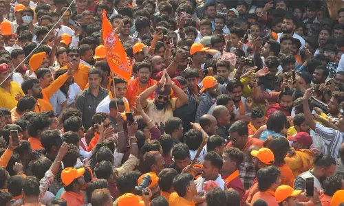 പ്രകോപന ഗാനങ്ങൾ, മുസ്‌ലിംകൾക്ക് മുന്നറിയിപ്പ്; വാളുകളേന്തി ഹൈദരാബാദിൽ വിദ്വേഷ പ്രചാരകൻ രാജാ സിങ്ങിന്‍റെ രാമനവമി യാത്ര