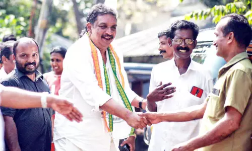 പൊരിവെയിലിലും പ്രചാരണം കടുപ്പിച്ച് സ്ഥാനാർഥികൾ