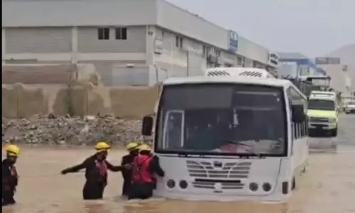 മസ്കത്തിലെ ബൗഷറിൽ വെള്ളക്കെട്ടിൽ ബസ് കുടുങ്ങി; 30 പേരെ രക്ഷപ്പെടുത്തി