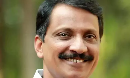 പോറ്റിയേ കേറ്റിയേ പാരഡി ഗാനം പാടി; റാന്നിയിലെ യു.ഡി.എഫ് സ്ഥാനാർഥി പഴകുളം മധുവിനെതിരെ തെരഞ്ഞെടുപ്പ് കമ്മീഷന് പരാതി