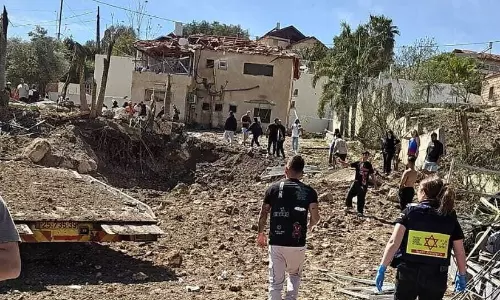 തിരിച്ചടി തുടർന്ന് ഇറാൻ; ഇസ്രായേലിൽ നടത്തിയ മിസൈൽ ആക്രമണത്തിൽ ജെറുസലേമിന് സമീപം വൻ നാശനഷ്ടം തിരിച്ചടി തുടർന്ന് ഇറാൻ; ഇസ്രായേലിൽ നടത്തിയ മിസൈൽ ആക്രമണത്തിൽ ജെറുസലേമിന് സമീപം വൻ നാശനഷ്ടം