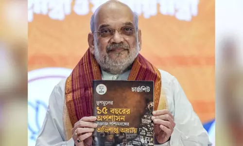 ബംഗാളിൽ അങ്കം മുറുകുന്നു; മമതക്കെതിരെ അമിത് ഷായുടെ ചാർജ്ഷീറ്റ്, മണിപ്പൂർ ഉയർത്തി തൃണമൂലിന്റെ പ്രത്യാക്രമണം ബംഗാളിൽ അങ്കം മുറുകുന്നു; മമതക്കെതിരെ അമിത് ഷായുടെ ചാർജ്ഷീറ്റ്, മണിപ്പൂർ ഉയർത്തി തൃണമൂലിന്റെ പ്രത്യാക്രമണം