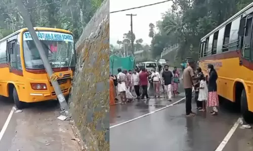 സ്കൂൾബസ് നിയന്ത്രണംവിട്ട് മതിലിലും വൈദ്യുതി തൂണിലും ഇടിച്ചു: 16 വിദ്യാർഥികള്ക്ക് പരിക്ക് സ്കൂൾബസ് നിയന്ത്രണംവിട്ട് മതിലിലും വൈദ്യുതി തൂണിലും ഇടിച്ചു: 16 വിദ്യാർഥികള്ക്ക് പരിക്ക്