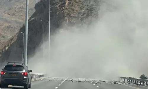 വാദി അദായി -ആമിറാത്ത് റോഡിൽ പാറയിടിഞ്ഞ് ഗതാഗതം തടസ്സപ്പെട്ടു