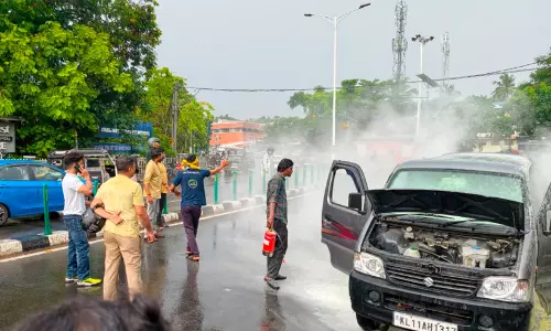 ഓടിക്കൊണ്ടിരിക്കുന്ന കാറിൽനിന്ന് ശക്തമായ പുക; തുണയായത് അഗ്നിസുരക്ഷ പരിശീലനം ലഭിച്ച ആശുപത്രി ജീവനക്കാർ ഓടിക്കൊണ്ടിരിക്കുന്ന കാറിൽനിന്ന് ശക്തമായ പുക; തുണയായത് അഗ്നിസുരക്ഷ പരിശീലനം ലഭിച്ച ആശുപത്രി ജീവനക്കാർ