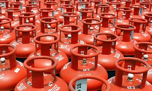 ഒരു സിലിണ്ടർ നൽകിയാൽ മൂന്നാറിൽ പോകാം: ഓഫറുമായി ഹോട്ടലുടമ ഒരു സിലിണ്ടർ നൽകിയാൽ മൂന്നാറിൽ പോകാം: ഓഫറുമായി ഹോട്ടലുടമ