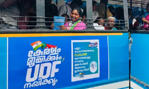 സൗജന്യയാത്ര കാമ്പയിനുമായി യു.ഡി.എഫ്; ബസ് കമീഷന് പിടിച്ചെടുത്തു സൗജന്യയാത്ര കാമ്പയിനുമായി യു.ഡി.എഫ്; ബസ് കമീഷന് പിടിച്ചെടുത്തു