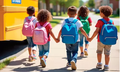 കു​ട്ടി​ക​ൾ തി​രി​കെ വി​ദ്യാ​ല​യ​ങ്ങ​ളി​ലേ​ക്ക്