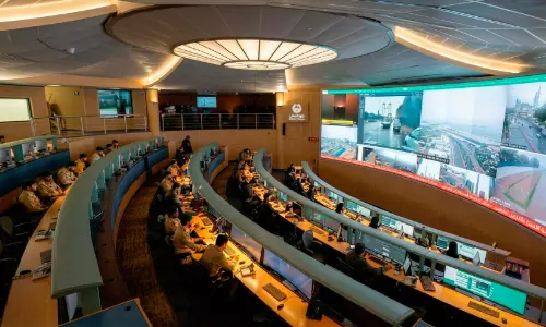 മഴയിൽ ദുബൈ പൊലീസിന് അരലക്ഷം സഹായ കോളുകൾ മഴയിൽ ദുബൈ പൊലീസിന് അരലക്ഷം സഹായ കോളുകൾ