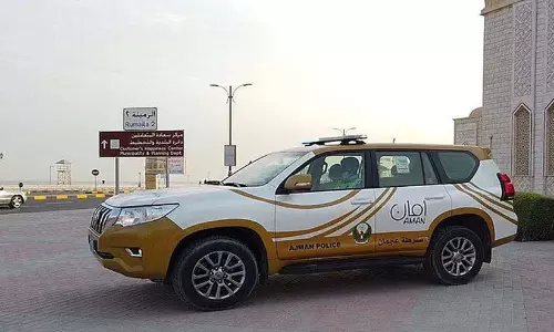 കേടുപാടുകൾ സംഭവിച്ച വാഹനങ്ങൾക്ക് സഹായ ഹസ്തവുമായി അജ്മാൻ പൊലീസ്