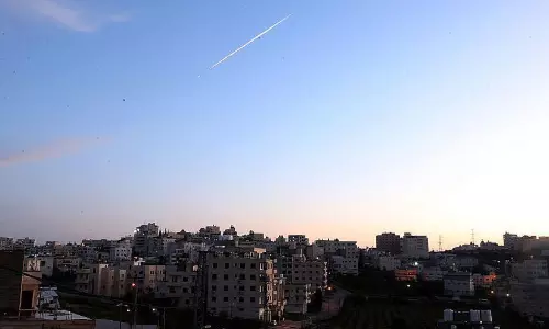 ഇസ്രായേലിലേക്ക് വീണ്ടും മിസൈലയച്ച് ഹൂതികൾ; പശ്ചിമേഷ്യയിലെ യു.എസ് സർവകലാശാലകൾ ആക്രമിക്കുമെന്ന് ഇറാൻ; മേഖലയിലേക്ക് കൂടുതൽ യു.എസ് സൈന്യം