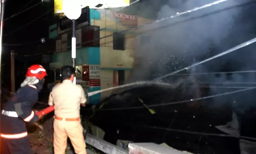 പേട്ടയിൽ പഴയ കെട്ടിടത്തിൽ തീപിടിത്തം; ലക്ഷങ്ങളുടെ നഷ്ടം