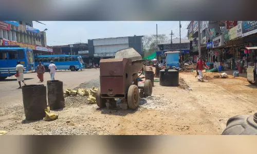 ഓവുചാൽ നവീകരണം വൈകുന്നു; ശ്രീകണ്ഠപുരത്ത് പൊടി തിന്ന് വ്യാപാരികളും യാത്രക്കാരും
