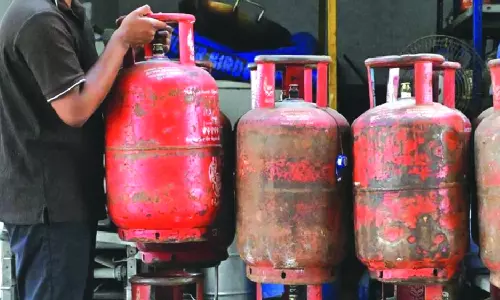 പാ​ച​ക വാ​ത​ക പ്ര​തി​സ​ന്ധി: ആ​ശ​ങ്ക വേ​ണ്ടെ​ന്ന് ക​ല​ക്ട​ർ