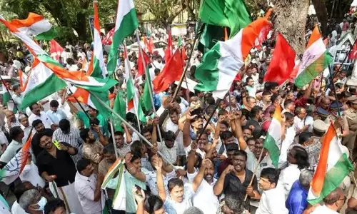 പ്രതീക്ഷകളോടെ ക​ച്ച മു​റു​ക്കി മു​ന്ന​ണി​ക​ൾ