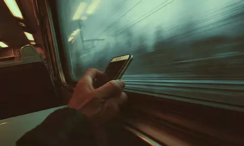 ട്രെയിൻ യാത്രക്കിടെ ഫോൺ നഷ്ടപ്പെട്ടോ? പേടിക്കേണ്ട; പരാതി നൽകാൻ പൊലീസ് സ്റ്റേഷൻ കയറണ്ട, പുതിയ സംവിധാനവുമായി റെയിൽവേ