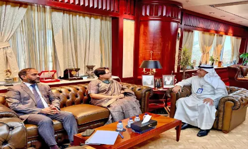 അംബാസഡർ കുവൈത്ത് എയർവേസ് ചെയർമാനുമായി കൂടിക്കാഴ്ച നടത്തി അംബാസഡർ കുവൈത്ത് എയർവേസ് ചെയർമാനുമായി കൂടിക്കാഴ്ച നടത്തി