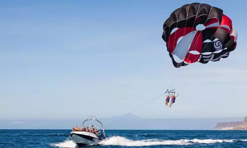 ഗോവയിൽ പാരാസെയിലിങ്ങിനിടെ കയർ പൊട്ടി അപകടം; കടലിൽ പതിച്ച വിനോദസഞ്ചാരിയെ അത്ഭുതകരമായി രക്ഷപ്പെടുത്തി -വിഡിയോ