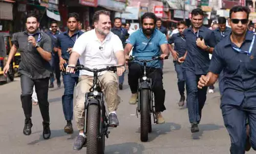 പുതുപ്പള്ളിയിൽ സൈക്കിളിലേറി രാഹുൽ ഗാന്ധി; ചാണ്ടി ഉമ്മനൊപ്പം തെരഞ്ഞെടുപ്പ് പ്രചാരണം പുതുപ്പള്ളിയിൽ സൈക്കിളിലേറി രാഹുൽ ഗാന്ധി; ചാണ്ടി ഉമ്മനൊപ്പം തെരഞ്ഞെടുപ്പ് പ്രചാരണം