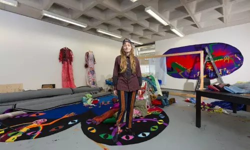 പഴന്തുണികളിൽ പ്രതിഷേധത്തിന്റെ കനൽ; ബിനാലെയിൽ ശ്രദ്ധാകേന്ദ്രമായി അഫ്രയുടെ പ്രദർശനം