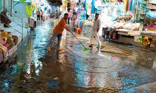 മഴയൊഴിഞ്ഞിട്ടും മത്ര സൂഖിൽ വെള്ളമൊഴുകുന്നു