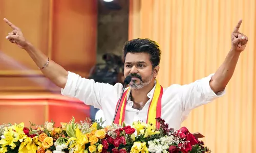 പെരമ്പൂരിൽ പ്രചാരണ നിയമങ്ങൾ ലംഘിച്ചോ? തെരഞ്ഞെടുപ്പ് അങ്കത്തിനിടെ തിരിച്ചടി; വിജയ്ക്കെതിരെ അഞ്ച് വകുപ്പുകളിൽ കേസെടുത്ത് ചെന്നൈ പൊലീസ്