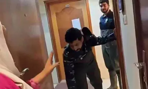 പ്രതികൂല കാലാവസ്ഥയിൽ വീടുകളിൽ ഭക്ഷ്യ സാധനങ്ങളെത്തിച്ച് പൊലീസ്