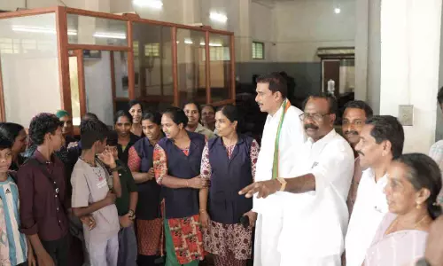 ആവേശത്തിരയിൽ മ​ട്ട​ന്നൂ​ർ...