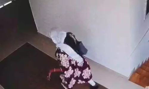 ആശുപത്രിയിൽ ബാഗ് മോഷണം; സി.സി.ടി.വി കേന്ദ്രീകരിച്ച് അന്വേഷണം ആരംഭിച്ച് പൊലീസ് ആശുപത്രിയിൽ ബാഗ് മോഷണം; സി.സി.ടി.വി കേന്ദ്രീകരിച്ച് അന്വേഷണം ആരംഭിച്ച് പൊലീസ്