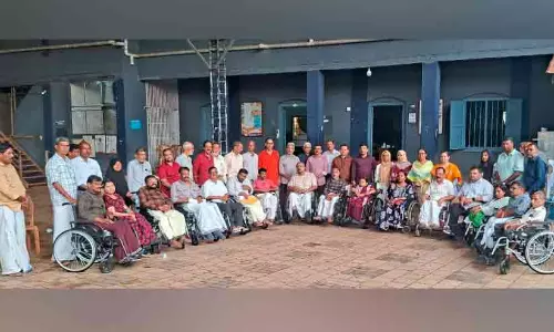 ഭിന്നശേഷിക്കാർക്ക് തലശ്ശേരി കൂട്ടായ്മയുടെ വീൽചെയർ സമ്മാനം