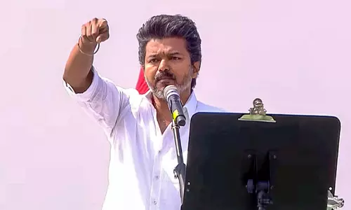 ഞാൻ എന്‍റെ സമ്പന്നമായ ജീവിതം ഉപേക്ഷിച്ചു വന്നത് നിങ്ങൾക്കുവേണ്ടി; നാമനിർദേശ പത്രിക സമർപ്പിച്ചതിന് ശേഷം വികാരാധീനനായി വിജയ്