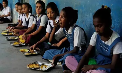 കൂടുതൽ ചോറ് ചോദിച്ചു; ശിക്ഷയായി ഇരുട്ടറയിൽ മുട്ടുകുത്തിച്ചു! പിഞ്ചുകുട്ടികളോട് ക്രൂരത കാട്ടി സ്കൂൾ പ്രിൻസിപ്പൽ, ദൃശ്യങ്ങൾ പുറത്ത്