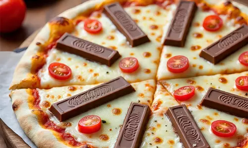 യൂറോപ്പിൽ 12 ടൺ കിറ്റ്കാറ്റ് മോഷണം പോയതിന് പിന്നാലെ കിറ്റ്കാറ്റ് പിസയുമായി ഡൊമിനോസ്; മാർക്കറ്റിങ് തന്ത്രമെന്ന് നെറ്റിസൺസ്