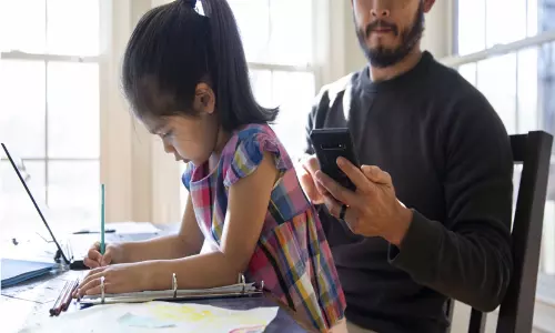 സ്ക്രീൻ ടൈം: കുട്ടികൾക്ക് മാതൃകയായി മാതാപിതാക്കൾ മാറണമെന്ന് വിദഗ്ധരുടെ മുന്നറിയിപ്പ് സ്ക്രീൻ ടൈം: കുട്ടികൾക്ക് മാതൃകയായി മാതാപിതാക്കൾ മാറണമെന്ന് വിദഗ്ധരുടെ മുന്നറിയിപ്പ്