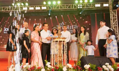 തുടക്കം മുതൽ ഒപ്പംനിന്ന ജീവനക്കാരെ ആദരിച്ച് ജോയ് ആലുക്കാസ് തുടക്കം മുതൽ ഒപ്പംനിന്ന ജീവനക്കാരെ ആദരിച്ച് ജോയ് ആലുക്കാസ്