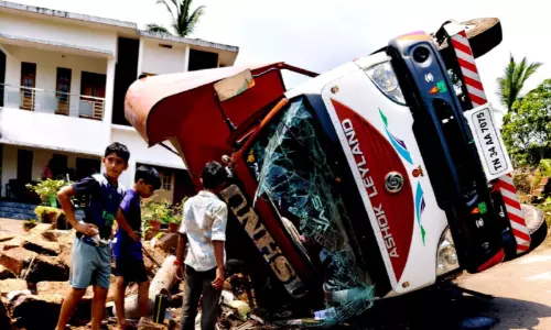 കുഴല്‍ കിണര്‍ ലോറി മറിഞ്ഞ് ആറ് തൊഴിലാളികള്‍ക്ക് പരിക്ക്