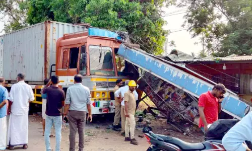 ലോറി ബസ് കാത്തിരിപ്പ് കേന്ദ്രത്തിലേക്ക് ഇടിച്ചുകയറി
