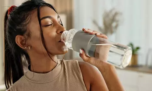 വേനൽക്കാലത്ത് എത്ര വെള്ളം കുടിക്കണം? അധികമായാൽ പണി കിട്ടും! വേനൽക്കാലത്ത് എത്ര വെള്ളം കുടിക്കണം? അധികമായാൽ പണി കിട്ടും!