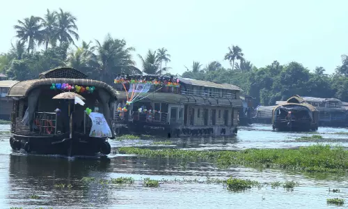 വോട്ടുറപ്പിക്കാൻ സ്വീപ് ആഘോഷം; അണിനിരന്നത് 58 ഹൗസ് ബോട്ടുകൾ വോട്ടുറപ്പിക്കാൻ സ്വീപ് ആഘോഷം; അണിനിരന്നത് 58 ഹൗസ് ബോട്ടുകൾ