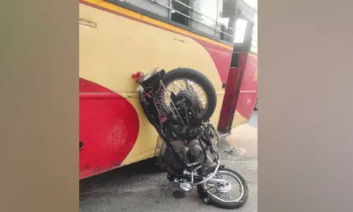 സ്റ്റാൻഡിലേക്ക് അശ്രദ്ധമായി പ്രവേശിച്ച ബസിൽ ബൈക്ക് ഇടിച്ച് യുവാവിന് പരിക്ക് സ്റ്റാൻഡിലേക്ക് അശ്രദ്ധമായി പ്രവേശിച്ച ബസിൽ ബൈക്ക് ഇടിച്ച് യുവാവിന് പരിക്ക്