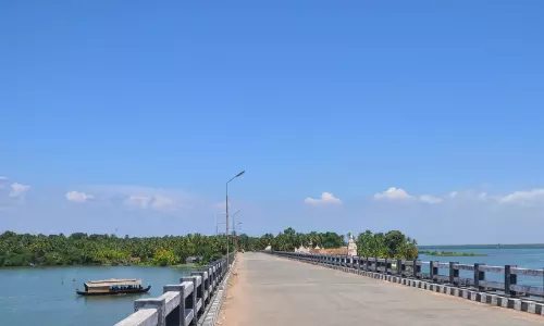 ചവറ: ഹൈ ക്വാളിറ്റി രാഷ്ട്രീയസാന്ദ്രതയുടെ മണ്ണ് ചവറ: ഹൈ ക്വാളിറ്റി രാഷ്ട്രീയസാന്ദ്രതയുടെ മണ്ണ്