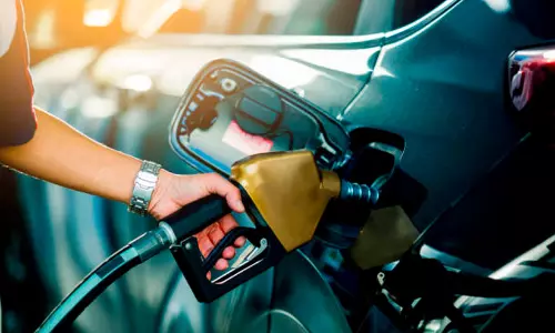 എണ്ണക്കമ്പനികൾ സാമ്പത്തിക പ്രതിസന്ധിയി​ലെന്ന് കേന്ദ്രം; ‘ഉപഭോക്താക്കളെ സംരക്ഷിക്കാൻ പെട്രോൾ, ഡീസൽ വില കൂട്ടാതെ പിടിച്ചുനിർത്തുന്നു’