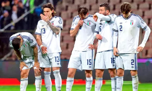 മൂ​ന്നാം ത​വ​ണ​യും ലോ​ക​ക​പ്പ് യോ​ഗ്യ​ത​യി​ല്ലാ​തെ അ​സൂ​റി​ക​ൾ;  പ്ലേ ​ഓ​ഫ് ഫൈ​ന​ലി​ൽ ബോ​സ്നി​യ​യോ​ട് തോ​റ്റു