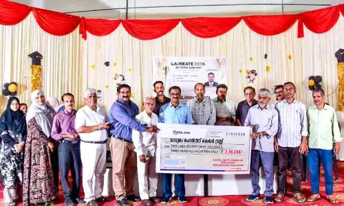 പേഴുങ്കര മോഡൽ ഹൈസ്കൂൾ വിദ്യാർഥികൾ സമാഹരിച്ച തുക ‘മാധ്യമം’ ഹെൽത്ത് കെയറിന് കൈമാറി