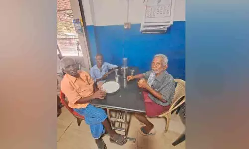 തെരഞ്ഞെടുപ്പ്​ ചൂടിൽ സൗഹൃദക്കുളിരിടമായി ചായക്കടകൾ